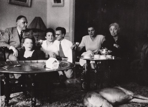 Apéro chez les Delarue
Geo, Simone, Jacqueline, Pierre, x, Mémé Marie. Apéro chez les Delarue
Geo, Simone, Jacqueline, Pierre, x, Mémé Marie.