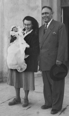F&eacute;vrier 1949 : Georges grand-p&egrave;re,
Pierre-Yves, Christiane Guy (Marraine)
